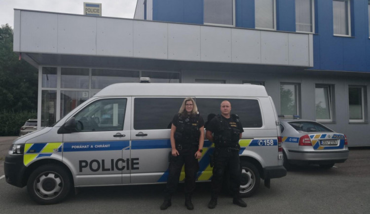 Policisté zachránili cyklistu.