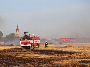 FOTO: Devět jednotek hasičů likvidovalo požár lisu a balíků slámy