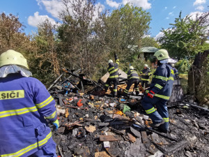 FOTO: Oheň zcela zničil chatu v zahrádkářské kolonii Hrachovec