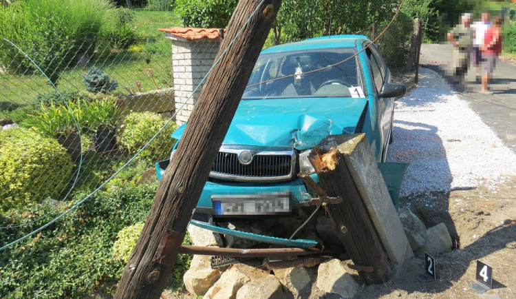 Řidič usnul za volantem a naboural do sloupu. Utržený drát zapálil trávu u silnice.