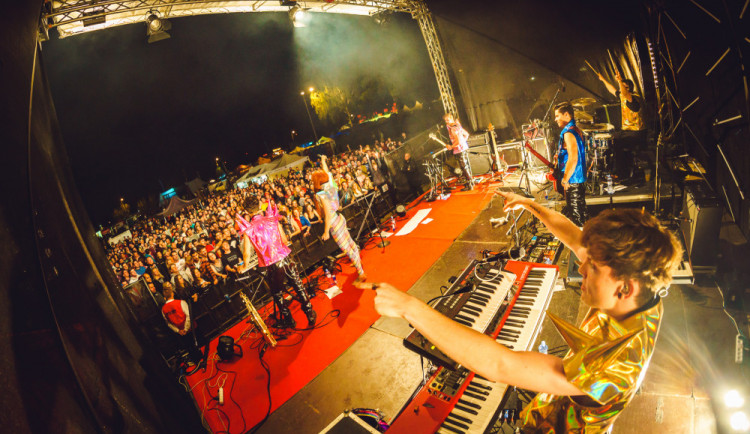 Pokračuje festival Rock for People, dorazily tisíce lidí