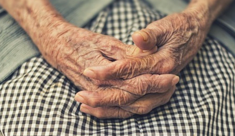 Podvodník se vydával za zetě a chtěl ze seniorky vytáhnout desítky tisíc, naštěstí zakročil vnuk