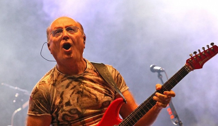 Sedmasedmdesátiletý Janda s Olympikem hrál na festivalu seniorům