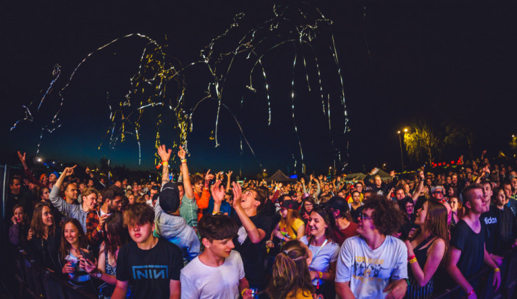 Show jak má být! Manic Street Preachers na Rock for People připomněli 90. léta