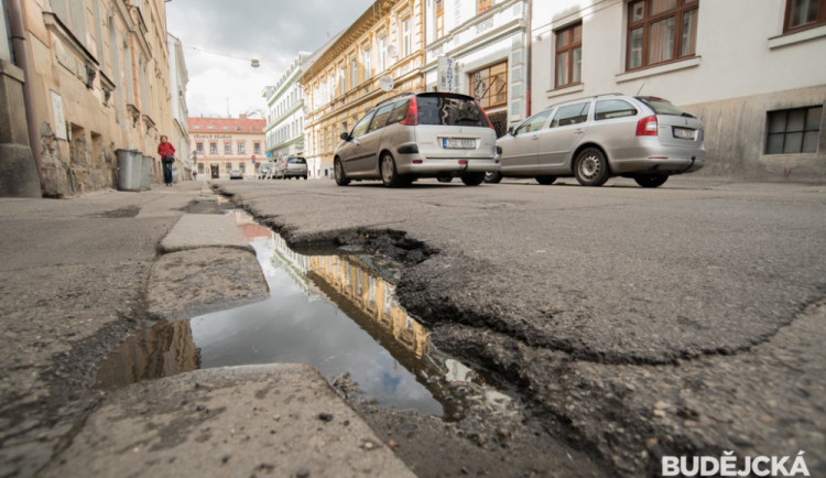 Dopravu v Trutnově od pondělí ztíží oprava průtahu města