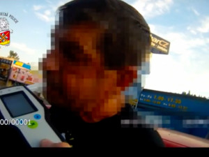 VIDEO: Cizinec chtěl policisty uplatit patnácti stovkami, nakonec jim vyhrožoval. Nadýchal přes dvě promile