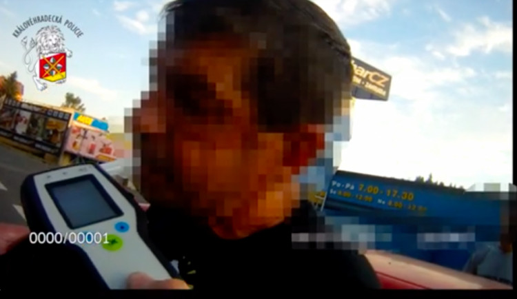 Cizinec se snažil policisty uplatit.