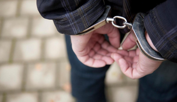 Jihočeský policista, který měl při výslechu mučit muže, míří před soud