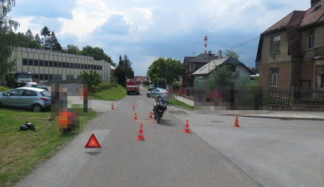 Osmnáctiletá řidička nedala přednost a srazila motorkáře i se spolujezdkyní. Policisté hledají svědky