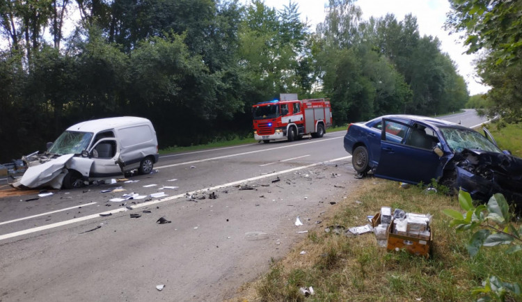 Na Písecku se stala vážná dopravní nehoda, silnice je uzavřena. Na místě přistával vrtulník