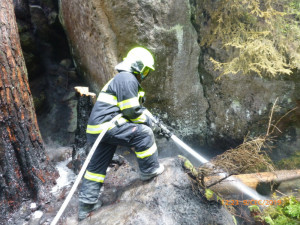 FOTO: Hasiči stále častěji bojují s požáry v přírodě. Včera hořelo i v Adršpachu