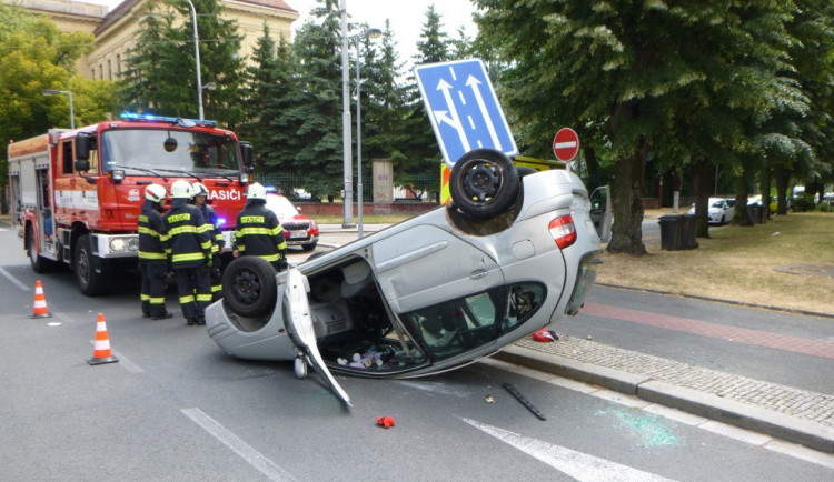 FOTO: Na křižovatce Hradební a Pospíšilovy se srazila auta, jedno skončilo na střeše