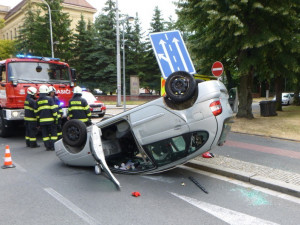 FOTO: Na křižovatce Hradební a Pospíšilovy se srazila auta, jedno skončilo na střeše
