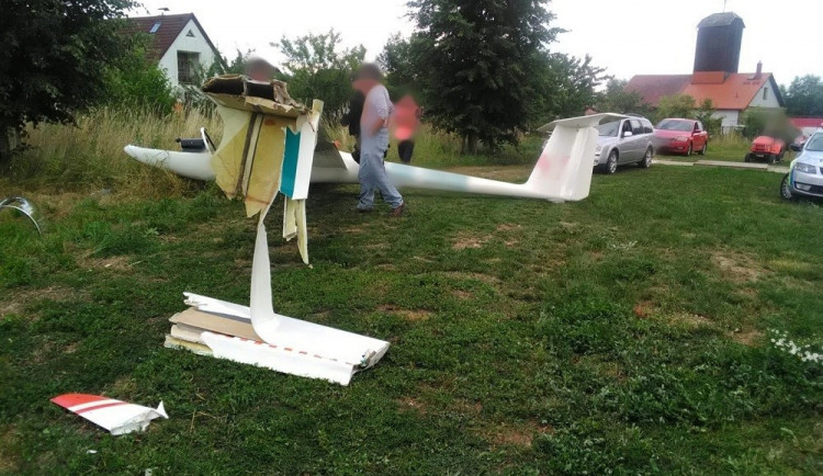 Pilot se zřítil s větroněm do pole, muž pád z oblohy přežil