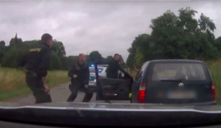 VIDEO: Zdrogovaný muž ujížděl policii. Zběsilou jízdu i policejní střelbu si natáčel na Instagram