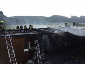 FOTO: Uprostřed noci začal hořet dům, oheň ho zcela zničil. Rodina stihla utéct