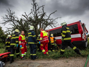 FOTO: Vážná nehoda hasičského auta. Dvě ženy museli vyprostit, letěl pro ně vrtulník