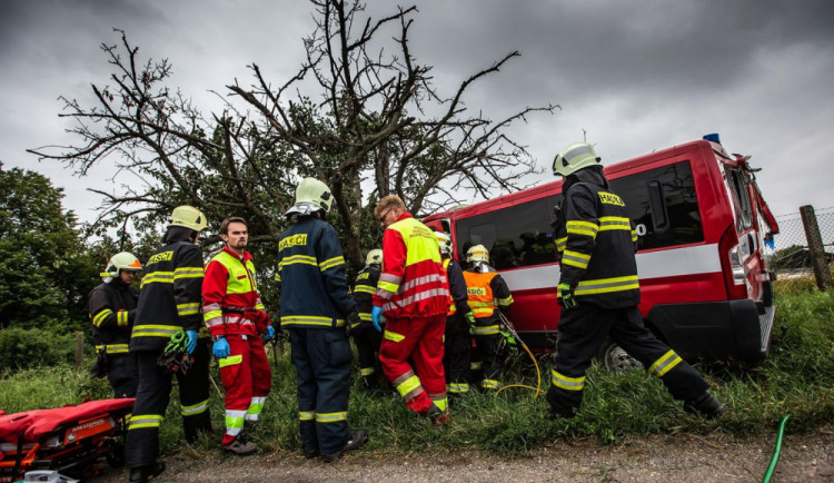 Nehoda hasičské dodávky.