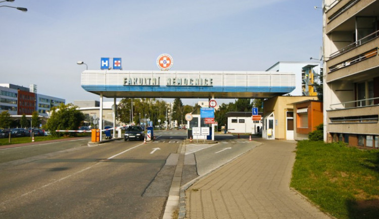 Parkoviště u nemocnice pro dvě stě aut začne fungovat začátkem příštího roku