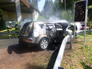 FOTO: V Jánských Lázních shořelo auto. Hořet začalo za jízdy
