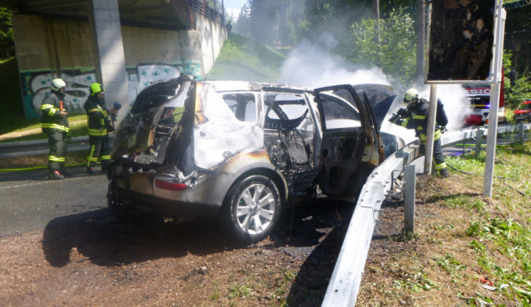 Auto začalo hořet za jízdy.