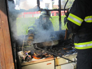 Ve Svinarech hořela rekreační chatka. Oheň vznikl při vaření