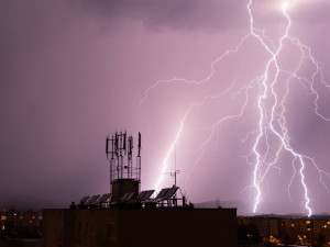 Na Hradec se ženou bouřky. Dorazit mají podle meteorologů po půlnoci