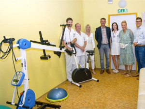 Dětská klinika nemocnice získala od Nadačního fondu Kapka naděje rehabilitační přístroj