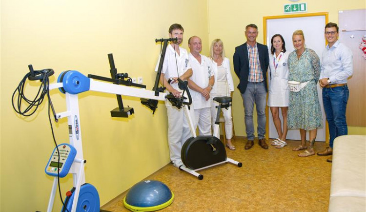 Dětská klinika nemocnice získala od Nadačního fondu Kapka naděje rehabilitační přístroj