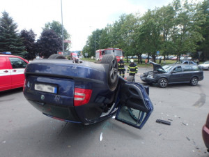 FOTO: Na křižovatce v Trutnově se srazila tři auta, čtyři lidé se zranili