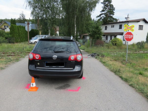 FOTO: Řidič zřejmě přehlédl vlak a vjel na přejezd. Náraz auto odhodil