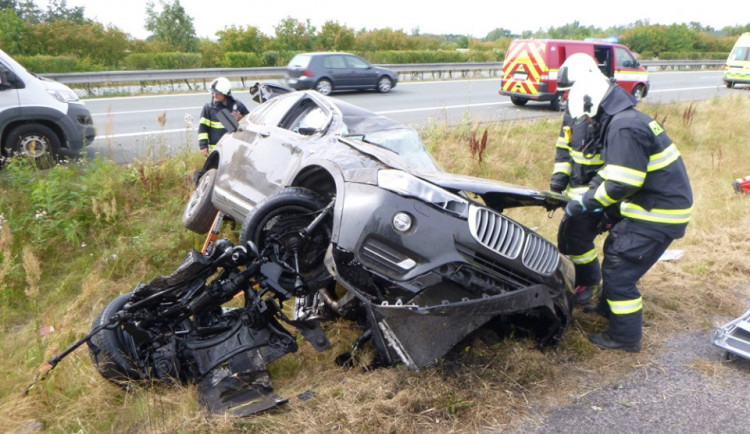 Vážná nehoda na Hradubické. Auto šlo přes střechu, řidič skončil v nemocnici