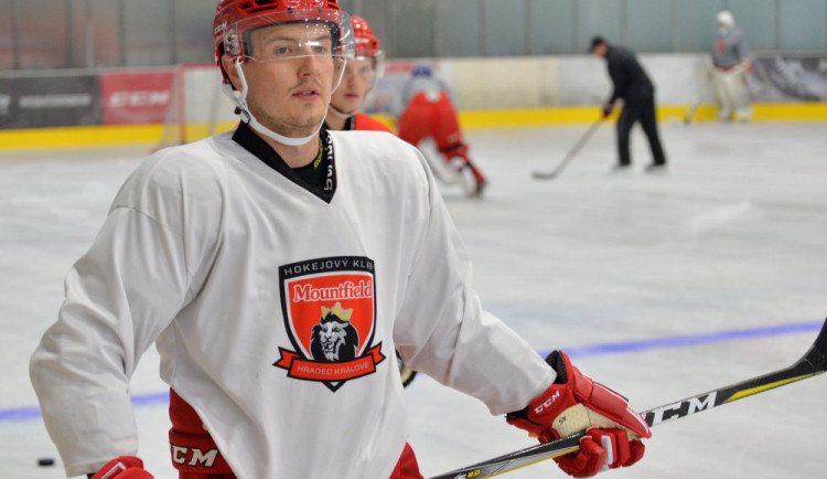 Hokejisté už trénují na ledě