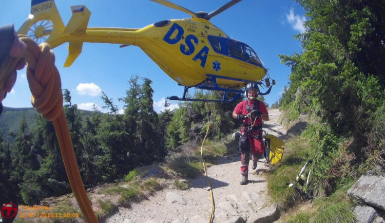 FOTO: Turista zkolaboval v Obřím dole, poranil si hlavu. Letěl pro něj vrtulník