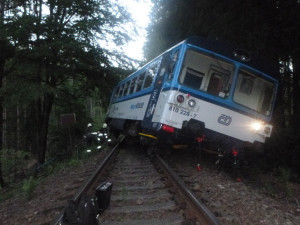 FOTO: Vlak u Nové Paky narazil do stromu a vykolejil