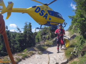 FOTO: Turista zkolaboval v Obřím dole, poranil si hlavu. Letěl pro něj vrtulník