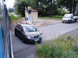 Polský řidič uvízl na přejezdu se staženými závorami. Projíždějícímu vlaku se dokázal vyhnout