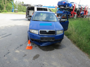 FOTO: Policisté hledají svědky nehody. Auto měl poškodit uvolněný žebřík z jiného vozu