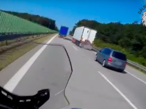 VIDEO: Kamion předjíždí kamion. Řidiči nákladních aut omezují dopravu na dálnici D11