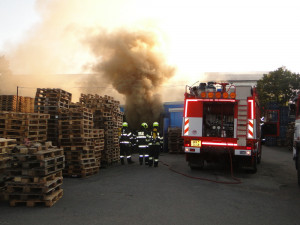 FOTO: V Plačicích hořela dílna. Uvnitř byly dřevěné palety