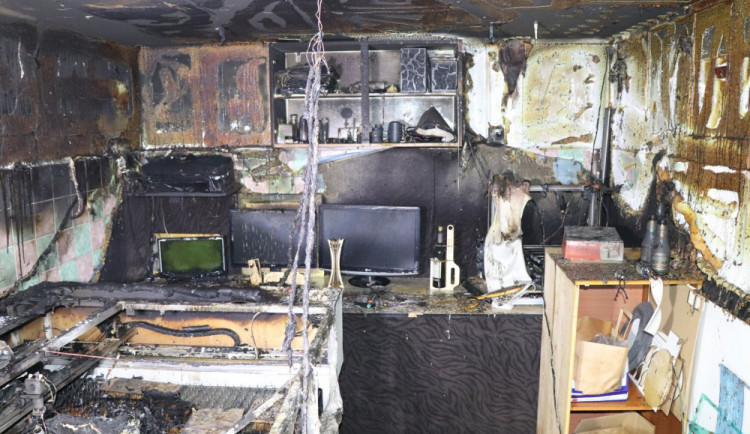 FOTO: Hořela garáž u rodinného domu. Majitel se při hašení popálil