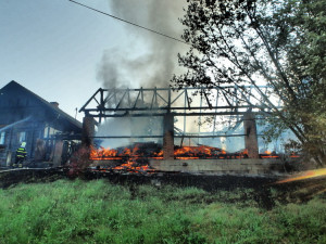 FOTO: Oheň zničil stodolu. Plameny se šířily na obytné budovy