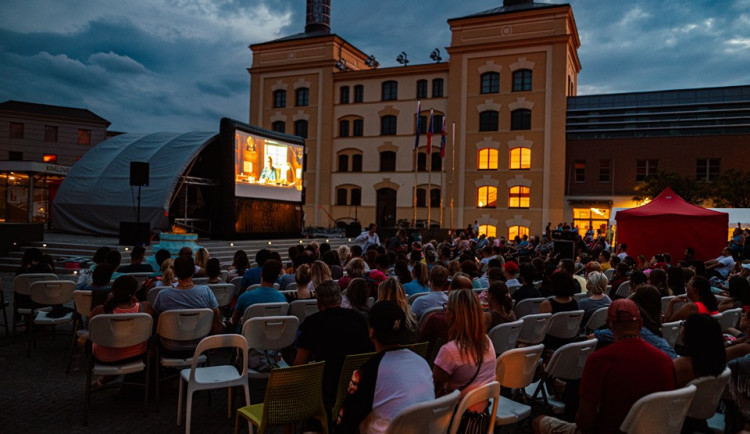 Hradec má netradiční letní kino v areálu krajského úřadu