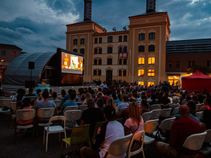 Hradec má netradiční letní kino v areálu krajského úřadu