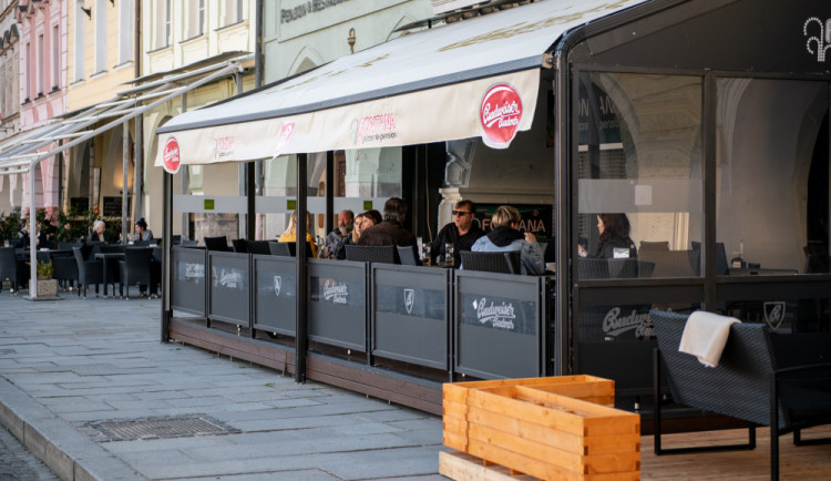 Zahrádky by na náměstí mohly zůstat celoročně. Město řeší ceník