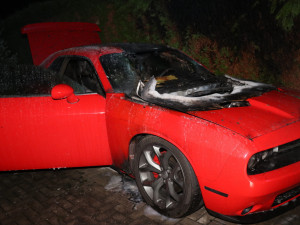 FOTO: V Kuklenách shořel sporťák Dodge. Oheň auto zcela zničil