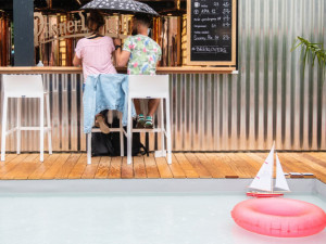 Manifesto má druhou pobočku, kde zaplatíte jen kartou