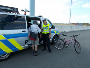 FOTO: Po dálnici se proháněl cyklista na kole. Dvaadevadesátiletého muže dostali do bezpečí policisté