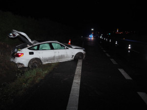 FOTO: Řidička na dálnici několikrát přetočila auto přes střechu. Utržené kolo poškodilo další dva vozy