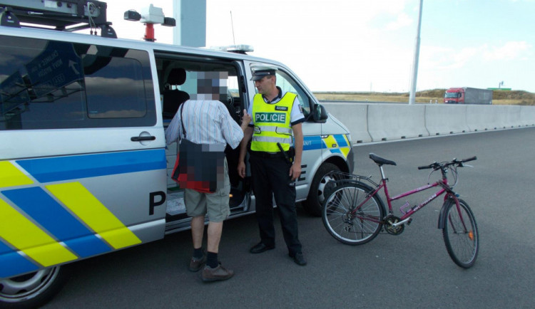 Cyklista jel po dálnici.